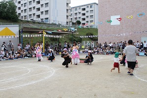 2352